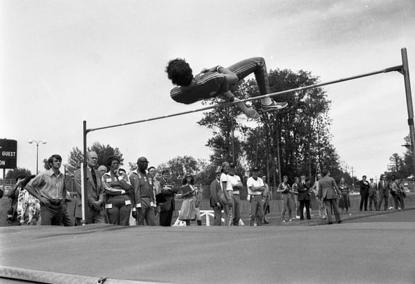 Photograph of President Gerald Ford Watching Track and Field Athletes Practice for the 1976 Summer Olympics at New York State University College Campus in Plattsburgh, New York, National Archives Identifier 7062579 
